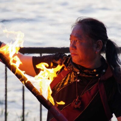 隅田川の大道芸フェスティバルでファイアーパフォーマンス