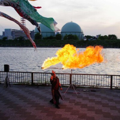 隅田川の大道芸フェスティバルでファイアーパフォーマンス