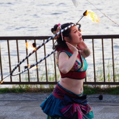 隅田川の大道芸フェスティバルでファイアーパフォーマンス