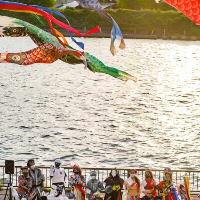 隅田川の大道芸フェスティバルで、大道芸人全員集合