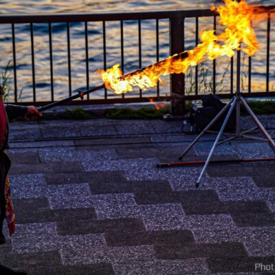 隅田川の大道芸フェスティバルでファイアーパフォーマンス