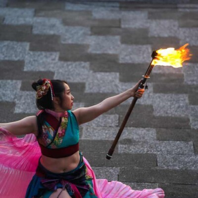 隅田川の大道芸フェスティバルでファイアーパフォーマンス