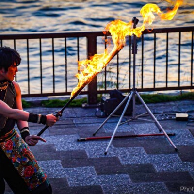 隅田川の大道芸フェスティバルでファイアーパフォーマンス
