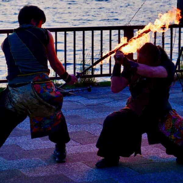 隅田川の大道芸フェスティバルでファイアーパフォーマンス