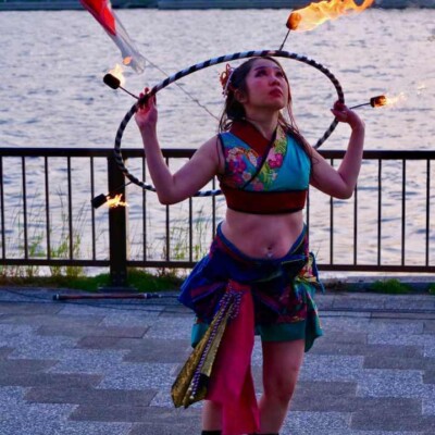 隅田川の大道芸フェスティバルでファイアーパフォーマンス