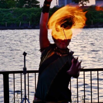 隅田川の大道芸フェスティバルでファイアーパフォーマンス