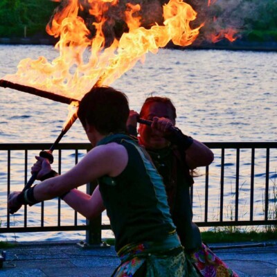 隅田川の大道芸フェスティバルでファイアーパフォーマンス