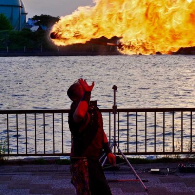 隅田川の大道芸フェスティバルでファイアーパフォーマンス