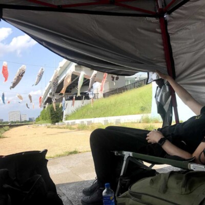 隅田川の大道芸フェスティバルに鯉のぼりがいっぱい