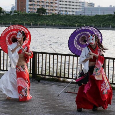 隅田川の大道芸フェスティバルでベリーダンス