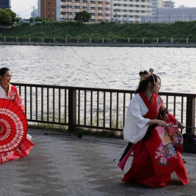 隅田川の大道芸フェスティバルでベリーダンス
