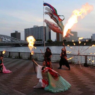 隅田川の大道芸フェスティバルでファイアーパフォーマンス