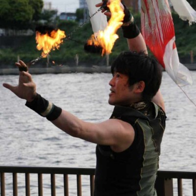 隅田川の大道芸フェスティバルでファイアーパフォーマンス