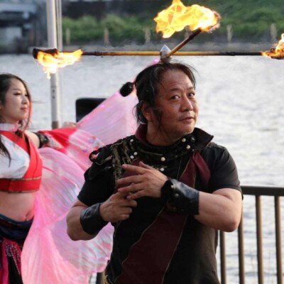 隅田川の大道芸フェスティバルでファイアーパフォーマンス