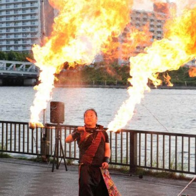 隅田川の大道芸フェスティバルでファイアーパフォーマンス