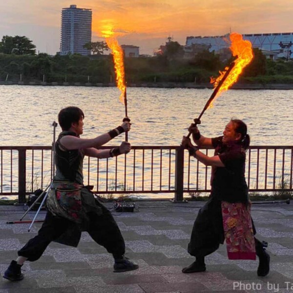 隅田川の大道芸フェスティバルでファイアーパフォーマンス