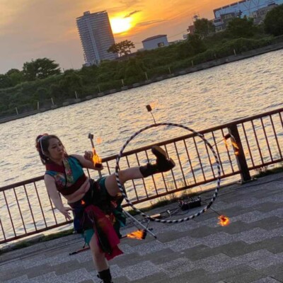 隅田川の大道芸フェスティバルでファイアーパフォーマンス