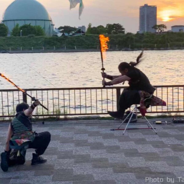 隅田川の大道芸フェスティバルでファイアーパフォーマンス