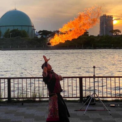 隅田川の大道芸フェスティバルでファイアーパフォーマンス
