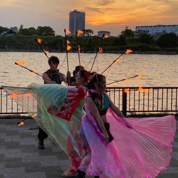 隅田川の大道芸フェスティバルでファイアーパフォーマンス