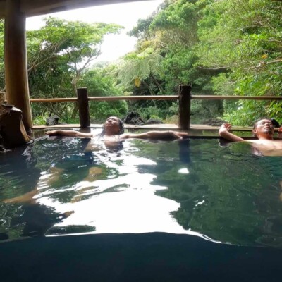 八丈島にいくといつもいく、水着で入れる無料温泉。森の中、崖の上にあります。 八丈島のガケの上にある無料温泉