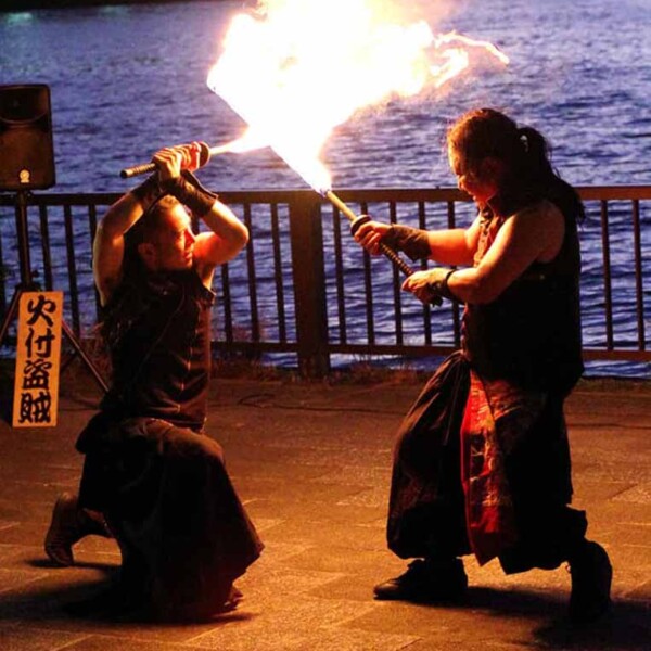 隅田川で大道芸