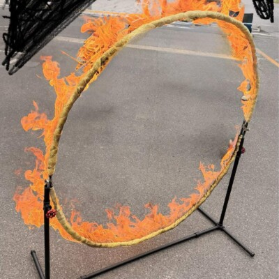 オリジナルで製作したオリジナルの火の輪くぐり用の火の輪が燃えている状態